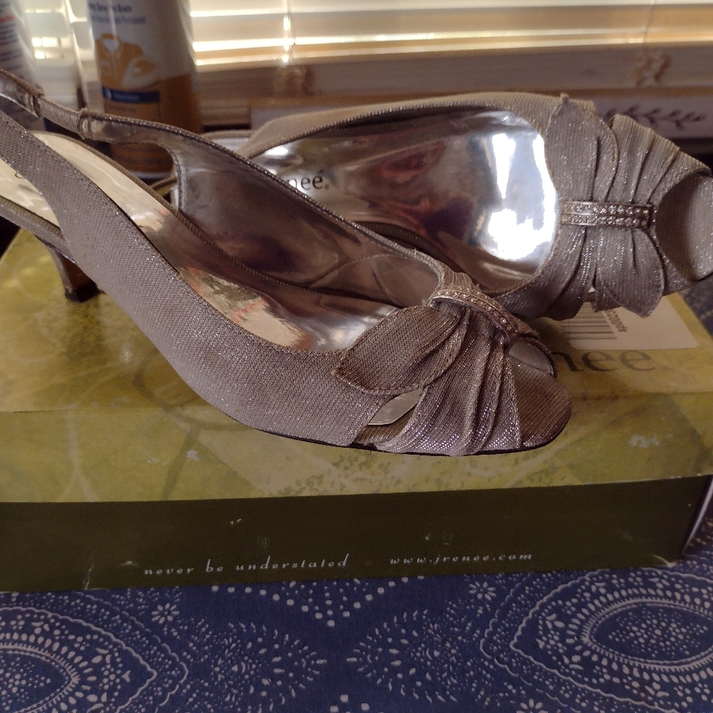 Women's silver shoes,size 7.5w